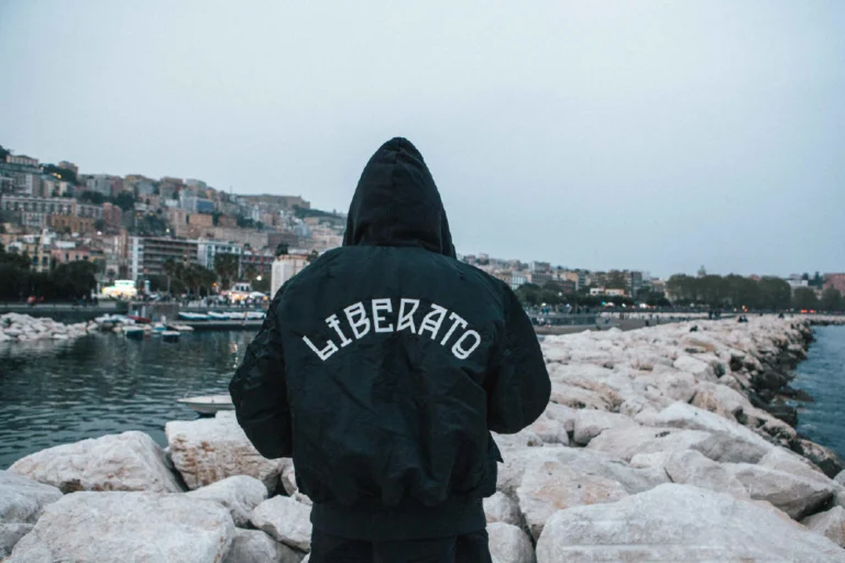 Fenomeno Liberato, lʼeroe senza volto nellʼera della sovraesposizione