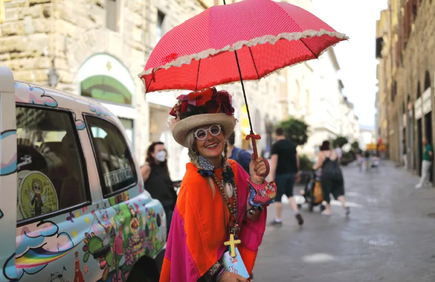 «Il mio taxi è una missione di pace». Zia Caterina e i venticinque anni di magia per i piccoli del Meyer