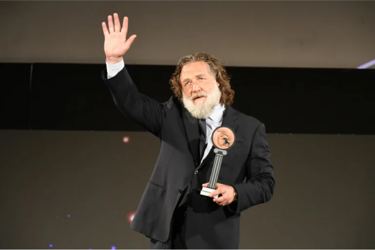 «Non lavoro per i premi, ma per la magia del personaggio». La lezione di cinema di Russell Crowe
