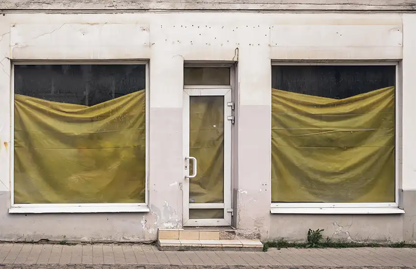 Metamorfosi delle città: quando la chiusura di un negozio cambia l’anima di una strada