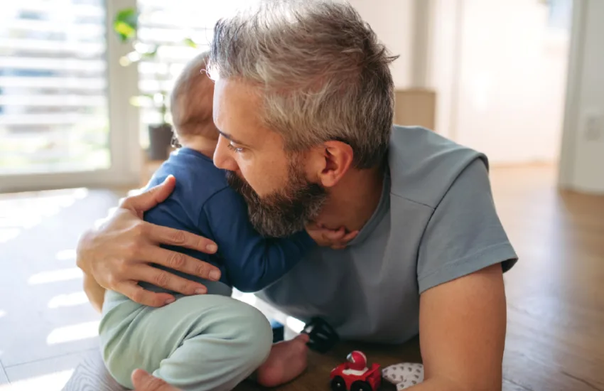 Oltre il genitore “accessorio”: come i congedi stanno riscrivendo la famiglia