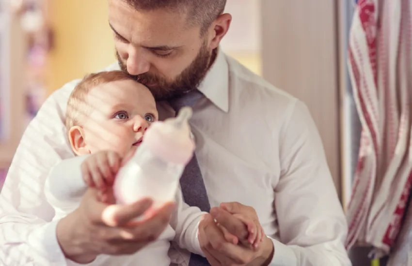 L’equilibrista in camicia. La nuova paternità tra scadenze e ninne nanne