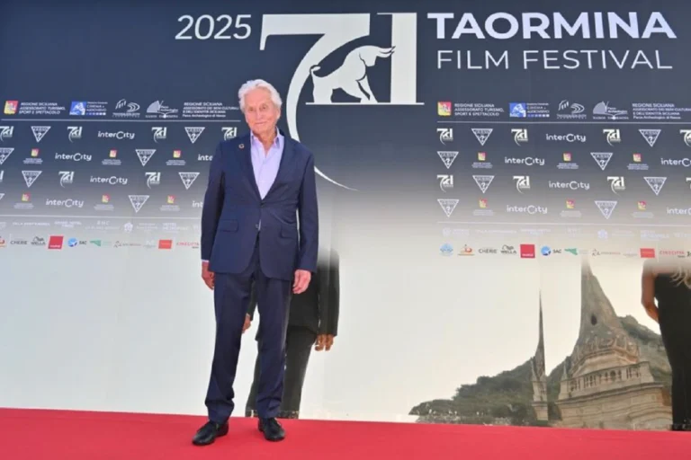 «Mio padre, la malattia e il cinema che mi ha salvato». Michael Douglas si racconta