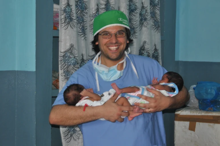 Cavaliere in camice bianco: la storia di Sergio Mazzei, medico italiano nel mondo