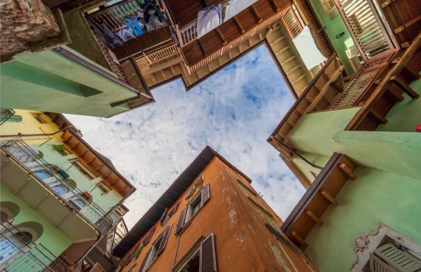 Oltre l’isolamento: il cohousing come risposta innovativa ai bisogni degli anziani