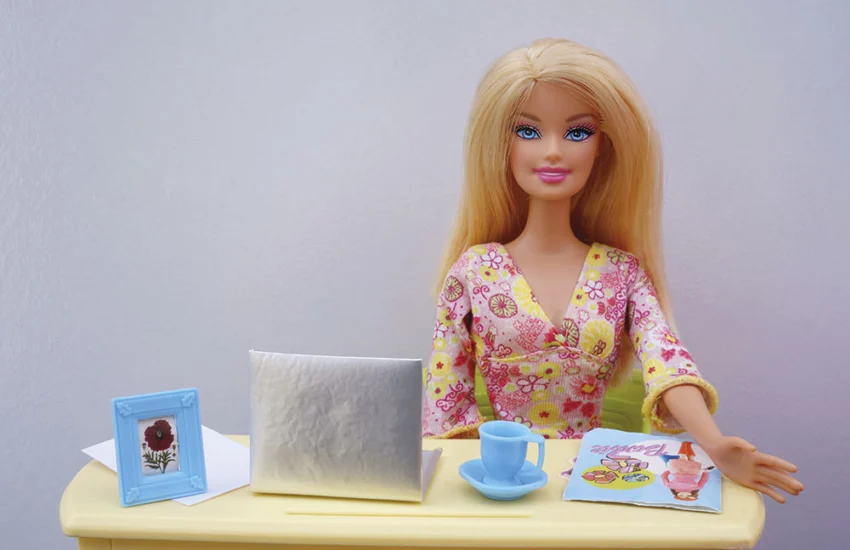 L’Intelligenza Artificiale intervista Barbie, la bambola che racconta gli ultimi 60 anni di storia