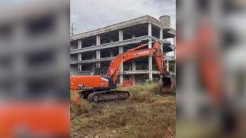 A Roma al via le operazioni di demolizione del “palazzo della droga” a Tor Sapienza – IL VIDEO