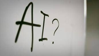 AI, quasi 19 milioni di italiani usano gli assistenti: ChatGPT perde terreno, Gemini avanza