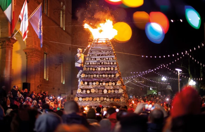 Le “Fiaccole” di Abbadia San Salvatore, il fuoco sacro del Natale | FOTO