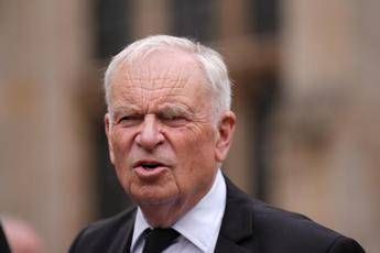 Addio a Jeffrey Archer, lo scrittore britannico da oltre 300 milioni di copie: aveva 86 anni, la sua vita tra politica e scandali