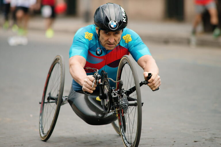 Addio ad Alex Zanardi, il campione dell’impossibile