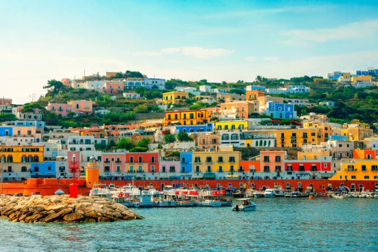 “Adotta un quadro per rompere il silenzio”, il progetto a Ponza contro la violenza sulle donne