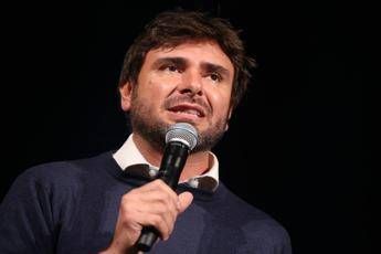 Alessandro Di Battista, quarta notte al Policlinico Gemelli: resta riserbo su salute dell’ex M5S