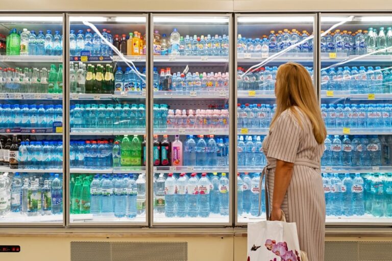 Acque minerali, il test di Altroconsumo su sicurezza e contaminazioni