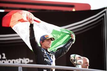 Antonelli, trionfo nel Gp di Monza e lacrime: “Non so cosa ho fatto”. I tifosi: “Adesso vinci il Mondiale”