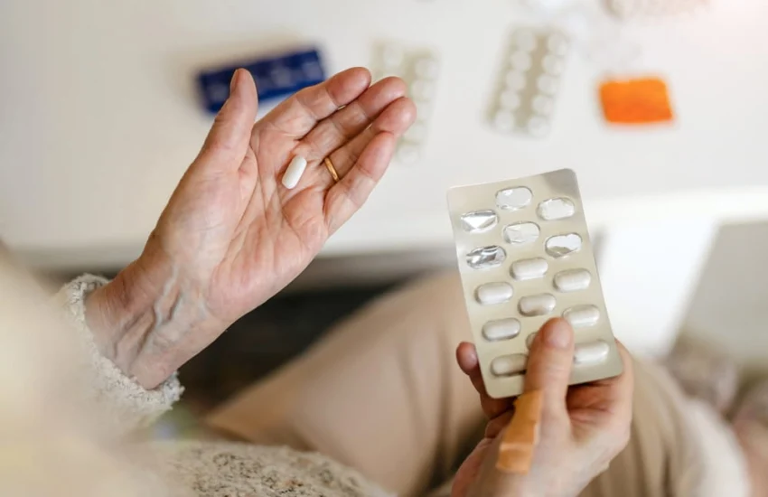 Anziani e farmaci: un legame sempre più costoso