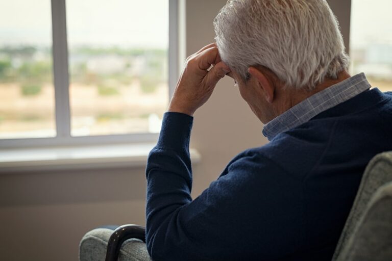 Anziani e solitudine, non solo un problema sociale ma anche clinico