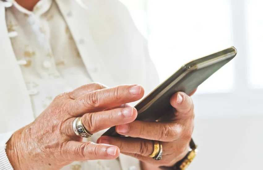 Anziani e tecnologia: uno scudo digitale contro la demenza