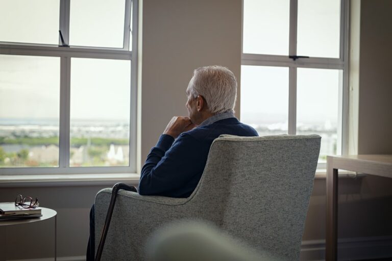 Anziani soli e carenza di servizi socio-assistenziali