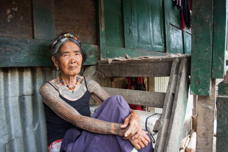 Apo Whang-Od, la tatuatrice celebrata da Vogue a 106 anni