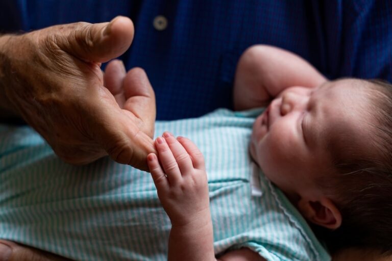 Asili nido, cari e per pochi. L’Italia si regge sui nonni