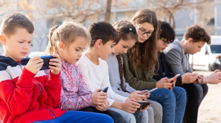 L’Australia è primo Paese al mondo a vietare i social ai minori di 16 anni