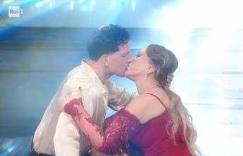 Ballando, scoppia la passione tra La Rocca e Muti. Poi il confronto con Barbara d’Urso: “Di cosa dovrei essere gelosa?”