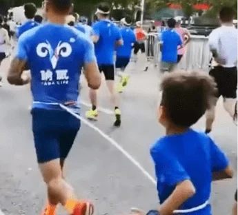 Bambino legato e costretto a correre una mezza maratona: runner squalificato tre anni