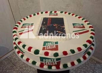 Berlusconi, una maxi torta per i 90 anni: dolce da 10 chili con foto del Cav che ‘pulisce’ la sedia di Travaglio da Santoro