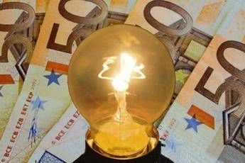 Bollette, Eni taglia 30% su luce-gas. Enel, già da aprile sconto del 50% su elettricità. Meloni: “Anche altri attori diano una mano”