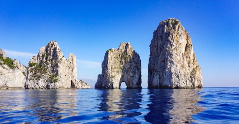 Capri contro l’overtourism: inaccessibili i Faraglioni dal 2026