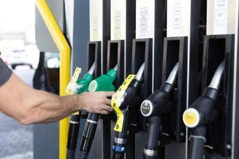 Carburanti, effetto tetto ai prezzi: giù benzina e gasolio, i listini di oggi