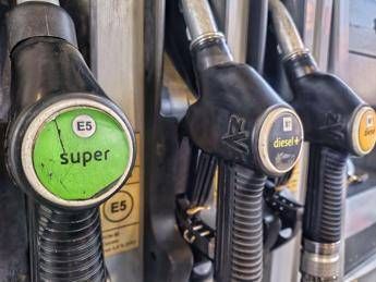 Carburanti, sconto Eni in arrivo: ecco quanto si risparmierà per un pieno di gasolio e benzina