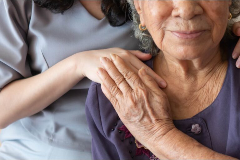 “Caregiving, manuale pratico per chi assiste l’anziano”, il libro di Fondazione Danone