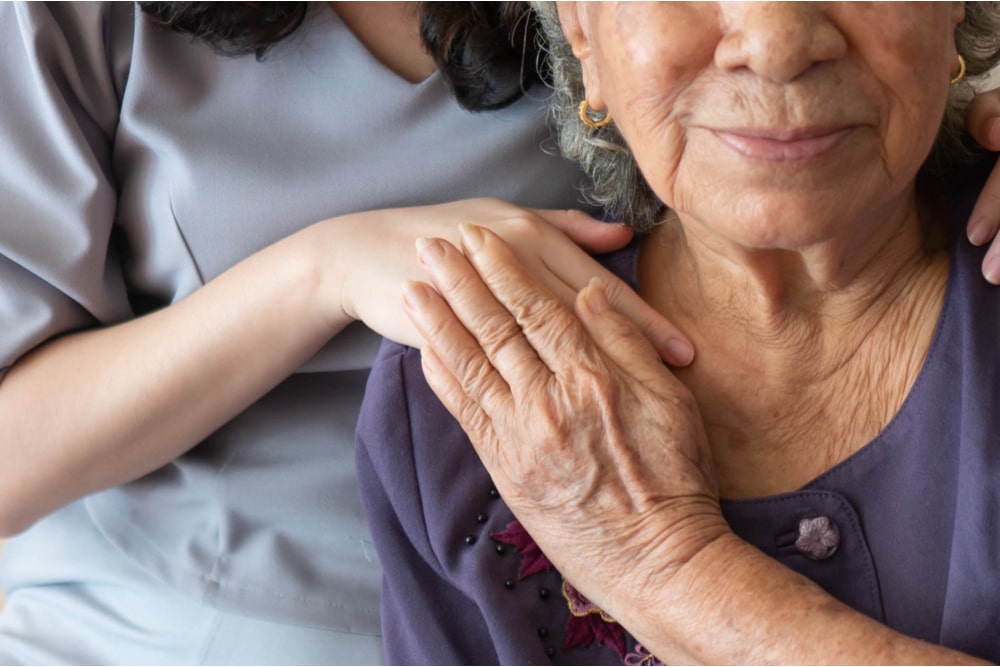 “Caregiving, manuale pratico per chi assiste l’anziano”, il libro di Fondazione Danone