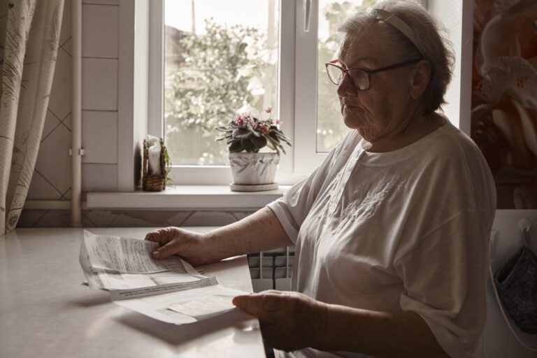 Caro bollette, 3 milioni di anziani rischiano il freddo in casa