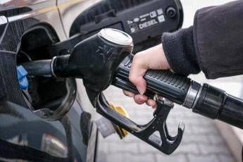 Caro carburante, prezzi benzina e diesel salgono ancora: senza taglio accisa gasolio a 2,4 euro