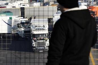 Caro carburanti, continua la protesta dei tir: stop e rallentamenti su A1 e A30