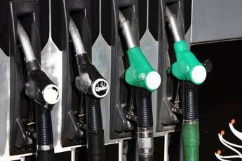 Caro carburanti, fonti: “Alcuni operatori indipendenti a prezzi sotto sconti di Eni e Ip”