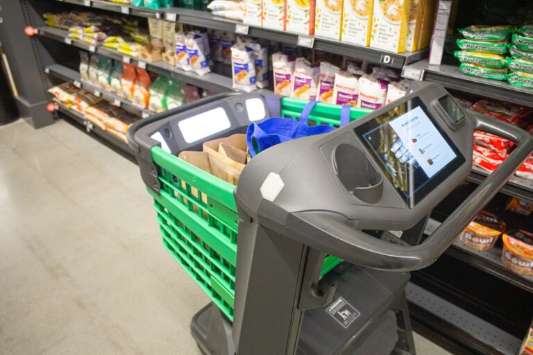 Con i carrelli intelligenti l’IA “guida” la spesa