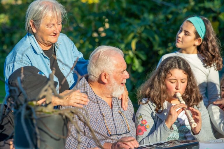 Centro estivo nella casa di riposo: l’incontro felice fra nonni e bambini