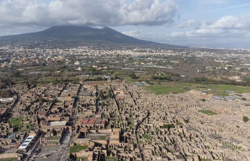 Cerith Wyn Evans illumina Pompei tra visioni e simboli | FOTO
