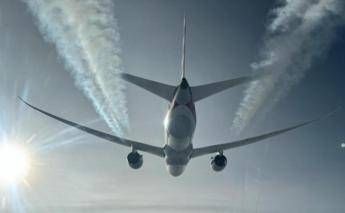 Cimici dei letti a bordo di un aereo proveniente dall’Australia, volo Qantas fermato a Fiumicino: cos’è successo