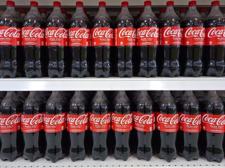 Trump cambia la ricetta della Coca-Cola: e non è solo una questione di gusto
