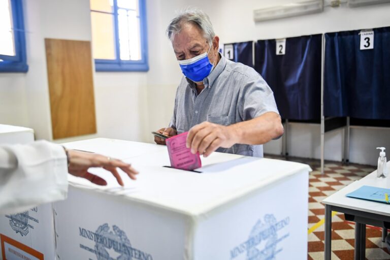 Come si vota il 25 settembre? Guida alla compilazione delle schede