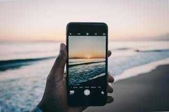 Comscore: l’estate traina lo smartphone. Comparto News a +5,5%, volano Paramount e Disney
