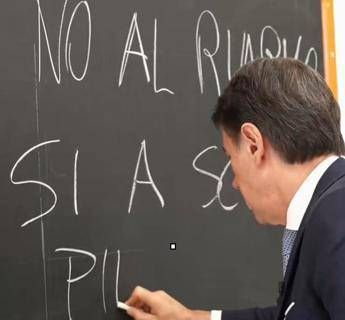 Conte a scuola, il messaggio contro il riarmo: c’è un errore alla lavagna