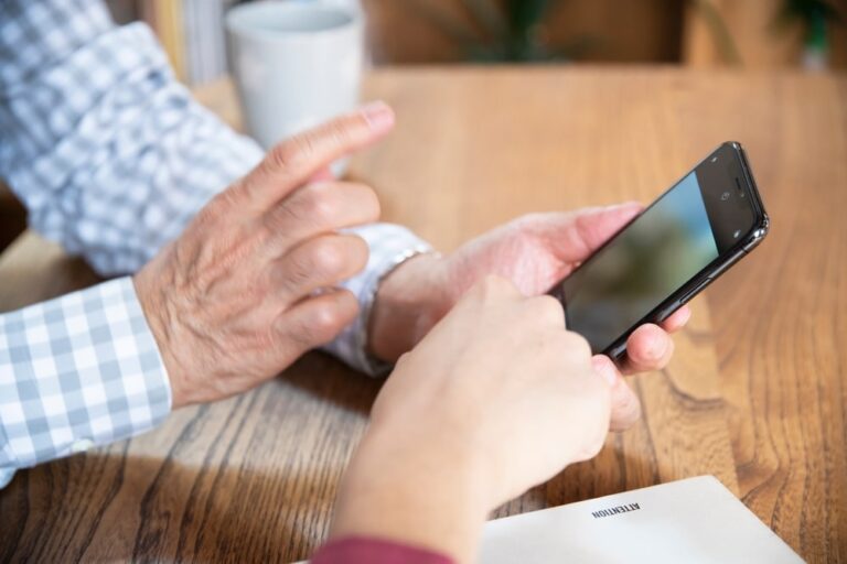 Giappone, corsi pubblici di smartphone contro il divario digitale
