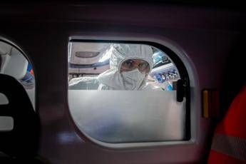 Covid in Francia, impennata di casi con febbre alta e forti emicranie: i nuovi sintomi