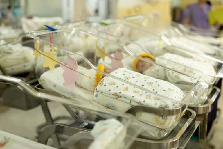 Istat: pochi nati e molti emigrati. Continua la crisi demografica del Paese